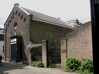 905314 Gezicht op de voor- en zijgevel van het voormalige brandspuithuisje op de hoek van de Schalkwijkstraat en het ...